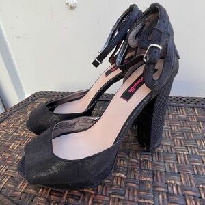 Black platform Heels Classic Design.